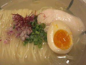 烏賊×鱈塩ラーメン（並盛り）@養和軒ぷらす（松風町駅）具