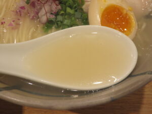 烏賊×鱈塩ラーメン（並盛り）@養和軒ぷらす（松風町駅）スープ