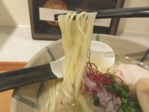 烏賊×鱈塩ラーメン（並盛り）@養和軒ぷらす（松風町駅）麺