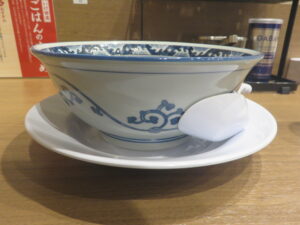 濃厚醤油らーめん（モチブト麺）@らーめん いけ田（本郷三丁目駅）ビジュアル：サイド