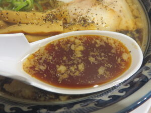濃厚醤油らーめん（モチブト麺）@らーめん いけ田（本郷三丁目駅）スープ