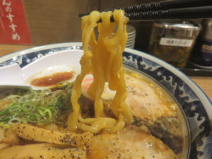 濃厚醤油らーめん（モチブト麺）@らーめん いけ田（本郷三丁目駅）麺