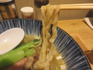 手もみ中華 塩@MenZo(本八幡駅)麺