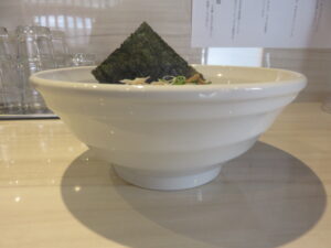 丸鶏魚貝@自家製麺 関田（白岡駅）ビジュアル：サイド