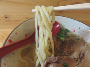 炙りミックスそば@沖縄そば タイラ製麺所 北千住店（北千住駅）麺