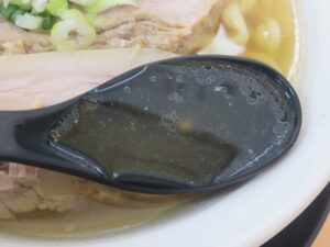 佐野ラーメン@青竹手打ち佐野ラーメン 晴れる屋(栃木県佐野市)スープ